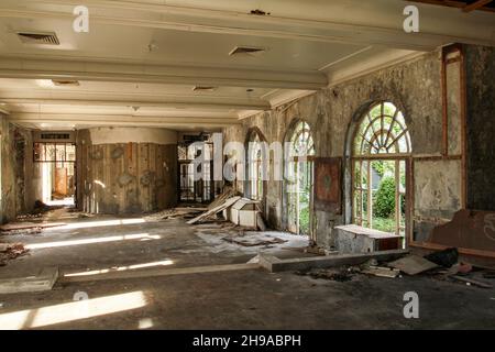 Ancien hôtel abandonné près de Dubrovnik en Croatie, parti pendant la guerre de Jugolavie 1991 Banque D'Images