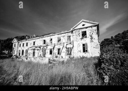 Ancien hôtel abandonné près de Dubrovnik en Croatie, parti pendant la guerre de Jugolavie 1991 Banque D'Images