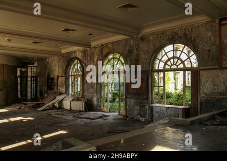 Ancien hôtel abandonné près de Dubrovnik en Croatie, parti pendant la guerre de Jugolavie 1991 Banque D'Images