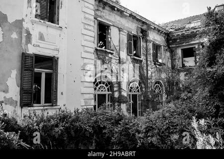 Ancien hôtel abandonné près de Dubrovnik en Croatie, parti pendant la guerre de Jugolavie 1991 Banque D'Images