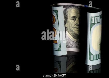 One Hundred Dollar Bill, US, on Black Background avec Benjamin Franklin, Copy space sur la gauche Banque D'Images