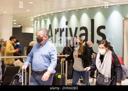 Les passagers aériens se retrouvent dans le hall des arrivées de l'aéroport de Londres Heathrow au milieu de la propagation d'Omicron , requise pour effectuer un test PCR en Angleterre Banque D'Images