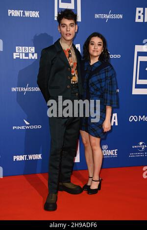 Londres, Royaume-Uni.5 décembre 2021.Max Harwood et Lauren Patel arrivent à la 24e cérémonie des British Independent film Awards à Old Billingsgate, Londres.Date de la photo: Dimanche 5 décembre 2021.Le crédit photo devrait se lire: Matt Crossick/Empics/Alamy Live News Banque D'Images