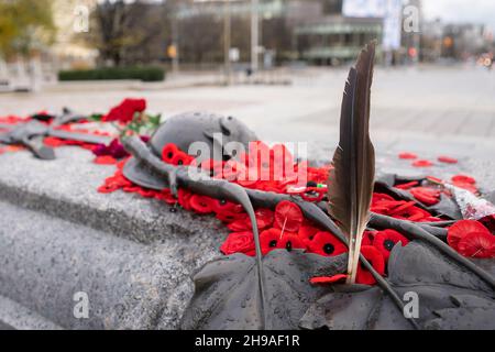 Plumes placées sur la tombe du soldat inconnu à Ottawa, en Ontario, à la mémoire des soldats autochtones qui ont donné leur vie au Canada. Banque D'Images