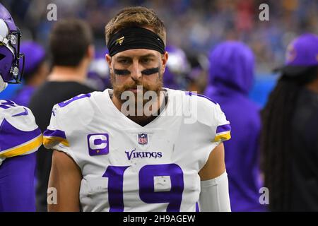 DETROIT, MI - 5 DÉCEMBRE : Minnesota Vikings WR (19) Adam Thielen se rend dans les vestiaires après une blessure à la cheville lors d'un match NFL entre Minnesota Vikings et Detroit Lions le 5 décembre 2021 à Ford Field à Detroit, MI (photo d'Allan Dranberg/CSM) Credit: CAL Sport Media/Alay Live News Banque D'Images