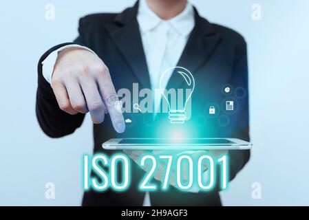 Texte montrant inspiration ISO 27001.Concept signification spécification pour un système de gestion de la sécurité des informations Lady in suit pointant sur une tablette Banque D'Images