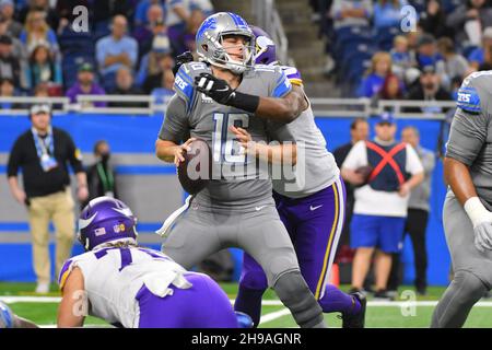 DETROIT, MI - DÉCEMBRE 5 : la QB des Detroit Lions Jared Goff (16) est mise à sac par Minnesota Vikings DE (98) D.J.Wondnum lors du match NFL entre Minnesota Vikings et Detroit Lions le 5 décembre 2021 au Ford Field de Detroit, MI (photo d'Allan Dranberg/CSM) crédit : CAL Sport Media/Alay Live News Banque D'Images