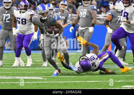 DETROIT, MI - DÉCEMBRE 5 : les Lions de Detroit WR Josh Reynolds (8) traverse les Vikings du Minnesota CB (21) Bashaud Breeland lors du match de la NFL entre les Vikings du Minnesota et les Lions de Detroit le 5 décembre 2021 à Ford Field à Detroit, MI (photo d'Allan Dranberg/CSM) Credit: CAL Sport Media/Alay Live News Banque D'Images