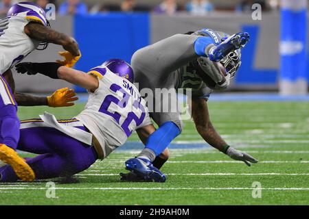 DETROIT, MI - DÉCEMBRE 5 : le RB Jamaal Williams des Detroit Lions (30) est réduit par Minnesota Vikings S (22) Harrison Smith lors du match NFL entre Minnesota Vikings et Detroit Lions le 5 décembre 2021 au Ford Field de Detroit, MI (photo d'Allan Dranberg/CSM) crédit : CAL Sport Media/Alay Live News Banque D'Images