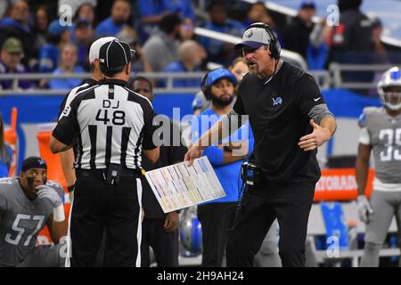 DETROIT, MI - 5 DÉCEMBRE : l'entraîneur-chef des Detroit Lions, Dan Campbell, exprime ses inquiétudes à l'arbitre et au juge en chef lors du match NFL entre Minnesota Vikings et Detroit Lions le 5 décembre 2021 au Ford Field de Detroit, MI (photo d'Allan Dranberg/CSM) crédit : CAL Sport Media/Alay Live News Banque D'Images