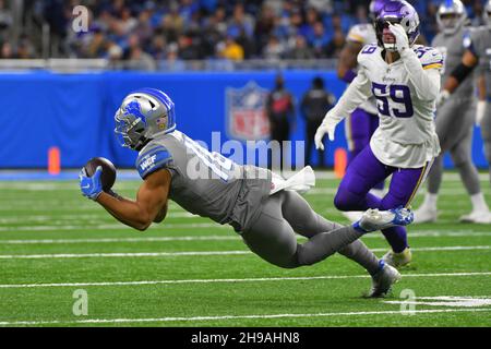 DETROIT, MI - DÉCEMBRE 5 : les Lions de Detroit WR KhaDarel Hodge (18) font un crochet de plongée dans la finale lors du match NFL entre les Vikings du Minnesota et les Lions de Detroit le 5 décembre 2021 au champ Ford à Detroit, MI (photo par Allan Dranberg/CSM) crédit : CAL Sport Media/Alay Live News Banque D'Images