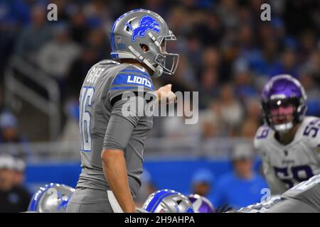 DETROIT, MI - DÉCEMBRE 5 : le QB Jared Goff des Detroit Lions (16) appelle les ajustements de jeu pendant le match NFL entre Minnesota Vikings et Detroit Lions le 5 décembre 2021 au Ford Field de Detroit, MI (photo d'Allan Dranberg/CSM) crédit : CAL Sport Media/Alay Live News Banque D'Images