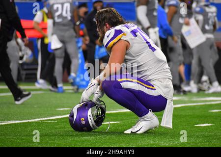 DETROIT, MI - DÉCEMBRE 5 : Minnesota Vikings DE (79) Kenny Willekes tente de comprendre le refrain des Detroit Lions juste après le match de la NFL entre Minnesota Vikings et Detroit Lions le 5 décembre 2021 au Ford Field de Detroit, MI (photo d'Allan Dranberg/CSM) Credit: CAL Sport Media/Alay Live News Banque D'Images