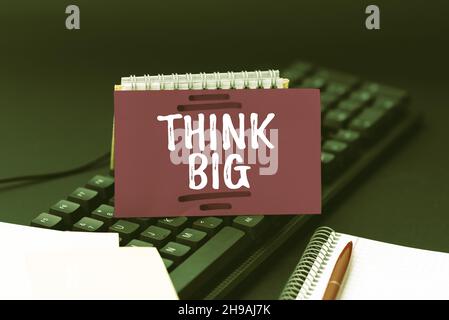 Affiche manuscrite Think Big.Approche d'affaires pour planifier quelque chose de haute valeur pour ceux eux-mêmes ou pour la préparation création de programmation d'ordinateur Banque D'Images