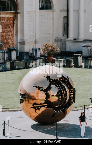 VATICAN, CITÉ DU VATICAN - 10 octobre 2021 : une photo verticale de la cour de la Pinecone, dans les musées du Vatican Banque D'Images