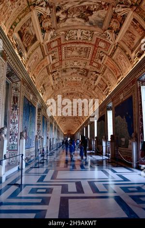 VATICAN, CITÉ DU VATICAN - 10 octobre 2021 : une photo verticale de la Galerie de cartes dans le Musée du Vatican Banque D'Images