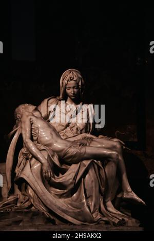 VATICAN, CITÉ DU VATICAN - 10 octobre 2021 : la sculpture de la Pieta de Michel-Ange exposée dans la basilique de San Pietro dans la Cité du Vatican Banque D'Images