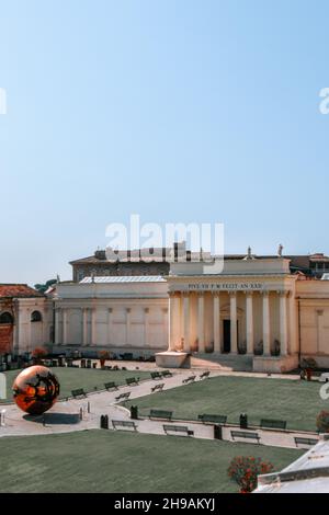 VATICAN, CITÉ DU VATICAN - 10 octobre 2021 : une vue magnifique sur la cour de la Pinecone, ou Cortile della Pigna Banque D'Images