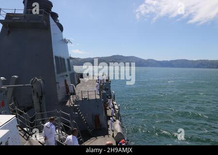 OCÉAN PACIFIQUE (déc1, 2021) le destroyer à missiles guidés de classe Arleigh Burke USS Howard (DDG 83) part de Wellington, en Nouvelle-Zélande.Howard est affecté au Commandant de la Force opérationnelle (CTF) 71/Destroyer Squadron (DESRON) 15, le plus grand DESRON déployé à l'avant de la Marine et la principale force de surface de la 7e flotte américaine.(É.-U.Photo de la marine par Ensign Morgan Bollinger) Banque D'Images