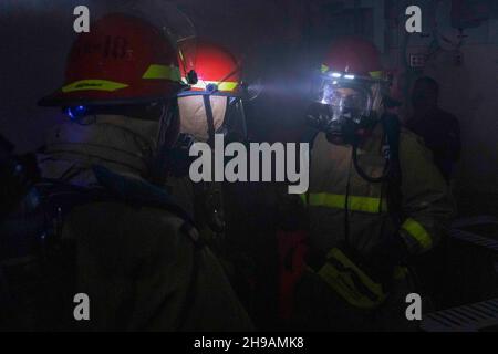 OCÉAN PACIFIQUE (déc4, 2021) – les marins simulent la lutte contre un incendie lors d'un exercice à bord d'un navire d'assaut amphibie USS Makin Island (LHD 8), décembre 4.L'île Makin est en cours d'exécution des opérations de routine dans la 3e flotte américaine.(É.-U.Photo de la marine par le spécialiste des communications de masse 1re classe Michael J. Lieberknecht) Banque D'Images