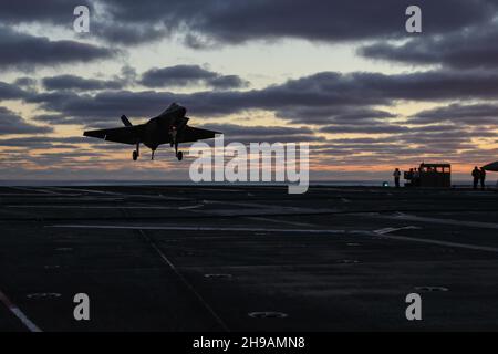 OCÉAN PACIFIQUE (nov30, 2021) un F-35C Lightning II, affecté aux Chevaliers noirs de l'escadron d'attaque de chasseurs marins (VMFA) 314, se prépare à atterrir sur le pont de vol de l'USS Abraham Lincoln (CVN 72).Abraham Lincoln mène actuellement des opérations de routine dans la 3e flotte des États-Unis.(É.-U.Navy photo by Mass communication Specialist 3rd Class Javier Reyes/Released) Banque D'Images