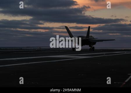 OCÉAN PACIFIQUE (nov30, 2021) un F-35C Lightning II, affecté aux Chevaliers noirs de l'escadron d'attaque de chasseurs marins (VMFA) 314, débarque sur le pont de vol de l'USS Abraham Lincoln (CVN 72).Abraham Lincoln mène actuellement des opérations de routine dans la 3e flotte des États-Unis.(É.-U.Navy photo by Mass communication Specialist 3rd Class Javier Reyes/Released) Banque D'Images