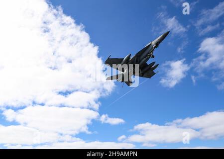 OCÉAN PACIFIQUE (nov30, 2021) un F/A-18F Super Hornet, affecté aux « Black Aces » du Strike Fighter Squadron (VFA) 41, effectue un survol à côté de l'USS Abraham Lincoln (CVN 72).Abraham Lincoln mène actuellement des opérations de routine dans la 3e flotte des États-Unis.(É.-U.Navy photo by Mass communication Specialist 3rd Class Javier Reyes/Released) Banque D'Images