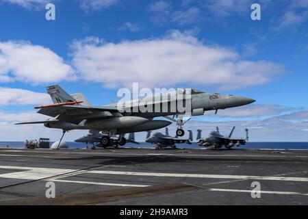 OCÉAN PACIFIQUE (nov30, 2021) un F/A-18e Super Hornet, affecté aux « Tophatters » du Strike Fighter Squadron (VFA) 14, se prépare à atterrir sur le pont de vol de l'USS Abraham Lincoln (CVN 72).Abraham Lincoln mène actuellement des opérations de routine dans la 3e flotte des États-Unis.(É.-U.Navy photo by Mass communication Specialist 3rd Class Javier Reyes/Released) Banque D'Images