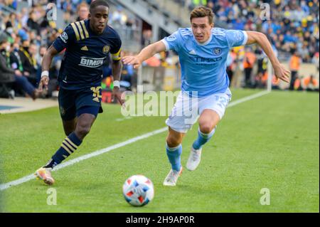 Chester, Pennsylvanie, États-Unis.5 décembre 2021.Le 5 décembre 2021, le joueur PA- NYCFC de Chester, MALTE AMUNDSEN (12) lutte pour le ballon lors des finales de la Conférence MLS de l'est contre JAMIRO MONTEIRO (10) au parc Subaru.NYCFC a gagné par un score de 2 buts à 1 (Credit image: © Ricky Fitchett/ZUMA Press Wire) Banque D'Images