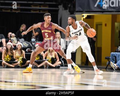 Orlando, Floride, États-Unis.5 décembre 2021.Bethune-Cookman Wildcats Guard Damani McEntyre (5) défend le garde des chevaliers UCF Dre Fuller Jr. (24) pendant la deuxième moitié des hommes NCAA jeu de basket-ball entre Bethune Cookman Wildcats et les chevaliers UCF.L'UCF a battu Bethune Cookman 81-45 à l'aréna financier d'addition à Orlando FL.Roméo T Guzman/Cal Sport Media/Alamy Live News Banque D'Images