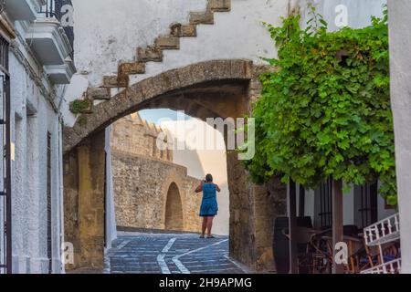 Touristes marchant sur la rue pavée par le mur de la ville, Vejer de la Frontera, province de Cadix, Communauté autonome d'Andalousie, Espagne Banque D'Images