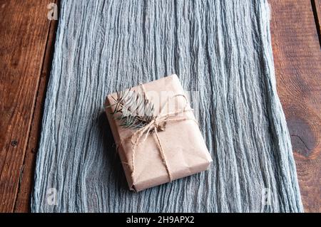 boîtes-cadeaux faites à la main décorées de papier artisanal sur du gris gaze.Composition pour anniversaire, fête des mères, solde du vendredi noir, Noël, noël,nouvelle année ou nous Banque D'Images