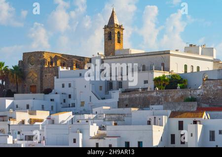 Église d'El Divino Salvador avec maisons blanches, Vejer de la Frontera, province de Cadix, Communauté autonome d'Andalousie, Espagne Banque D'Images