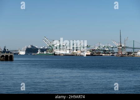 Bateau de croisière amarré au port de Los Angeles près des grues portiques dans les chantiers maritimes Banque D'Images