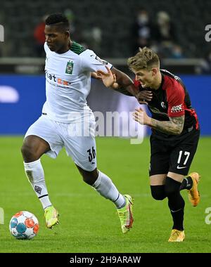 Moenchengladbach, Allemagne.5 décembre 2021.Breel Embolo (L) de Moenchengladbach vies avec Lukas Kuebler de Fribourg lors du match de football allemand de la première division Bundesliga entre Borussia Moenchengladbach et SC Freiburg à Moenchengladbach, Allemagne, 5 décembre 2021.Crédit: Ulrich Hufnagel/Xinhua/Alamy Live News Banque D'Images