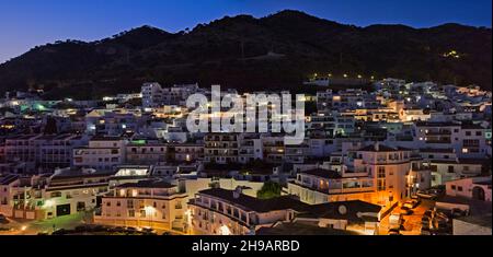 Vue nocturne des maisons sur la colline, Mijas, province de Malaga, Communauté autonome d'Andalousie, Espagne Banque D'Images