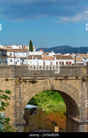 Puente Viejo (ancien pont) enjambant la gorge du Tajo, Ronda, province de Malaga, Communauté autonome d'Andalousie, Espagne Banque D'Images