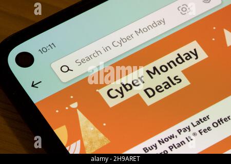 Gros plan sur la page des offres Cyber Monday de l'application Amazon Shopping sur un téléphone le dimanche 28 novembre 2021. Banque D'Images