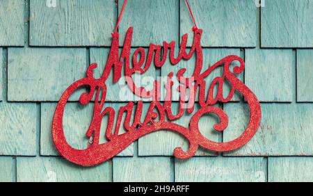 Intérieur de la maison de Christmastime.Texte joyeux Noël sur un mur en bois rustique. Banque D'Images