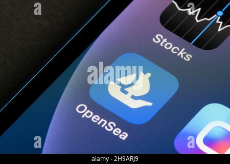 Gros plan de l'icône de l'application OpenSea NFT Marketplace affichée sur un iPhone.OpenSea est un marché peer-to-peer pour les NFT, les articles numériques rares et... Banque D'Images