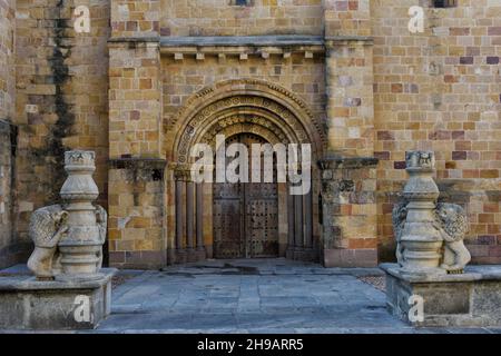 Porte d'Iglesia de San Pedro, place Santa Teresa de Jesus, Avila (site classé au patrimoine mondial de l'UNESCO), Espagne Banque D'Images