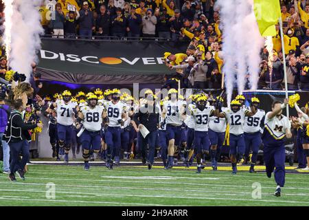 Indianapolis, INDIANA04 décembre 2021 : Jim Harbaugh, entraîneur-chef de Michigan Wolverines, et les Wolverines se disputer sur le terrain au championnat de football NCAA Big Ten entre Michigan Wolverines et Iowa Hawkees au stade Lucas Oil à Indianapolis, DANS L'INDIANA.Darren Lee/CSM Banque D'Images