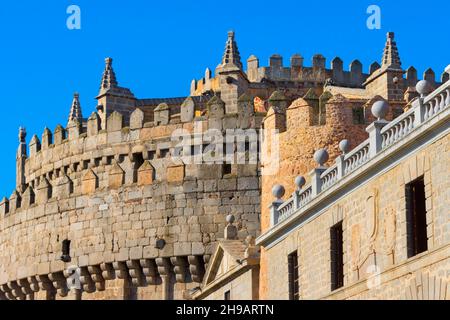 Abside de la cathédrale d'Avila à travers les remparts médiévaux de la ville, Avila (site classé au patrimoine mondial de l'UNESCO), Espagne Banque D'Images