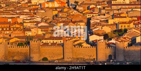 Vue sur Avila au coucher du soleil avec les remparts médiévaux de la ville (site classé au patrimoine mondial de l'UNESCO), province d'Avila, Communauté autonome de Castille et de Leon, Espagne Banque D'Images