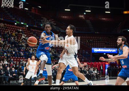 29 novembre 2021, Assago (Milan, Milan, Italie: Nicola Akele (Italie) et Worty de Jong (pays-Bas) en action à la qualification pour la coupe du monde de basket-ball FIBA 2023.l'Italie gagne contre les pays-Bas avec un score de 75 à 73.(Credit image: © Elena Vizzoca/Pacific Press via ZUMA Press Wire) Banque D'Images