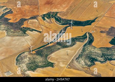 Vue aérienne des éoliennes sur les terres agricoles, dans le nord de l'Espagne Banque D'Images