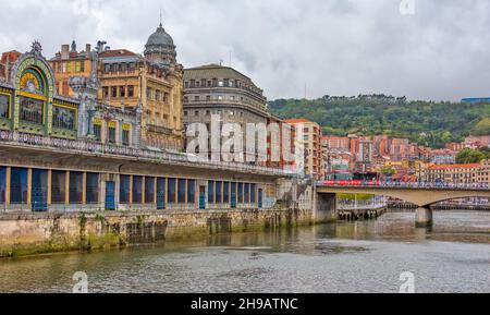 Ancienne gare sur la rive du fleuve Nervion, Bilbao, province de Gascogne, Communauté autonome du comté basque, Espagne Banque D'Images