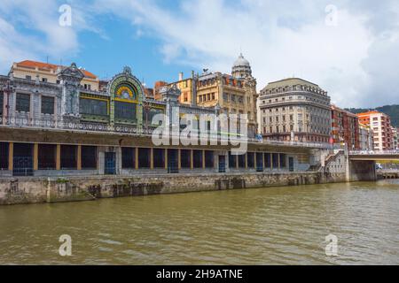 Ancienne gare sur la rive du fleuve Nervion, Bilbao, province de Gascogne, Communauté autonome du comté basque, Espagne Banque D'Images