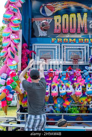 South Bend Indiana USA juillet 4 2021; un jeune homme lance un basket-ball dans un filet alors qu'il joue un match de carnaval à une foire du comté Banque D'Images