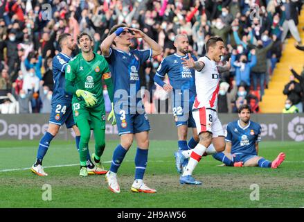 Madrid, Espagne.5 décembre 2021.Oscar Trejo (2e R) de Vallecano célèbre le but du RCD Espanyol lors d'un match de football de première division en Espagne entre Rayo Vallecano et RCD Espanyol à Madrid, Espagne, le 5 décembre 2021.Credit: Gustavo Valiente/Xinhua/Alamy Live News Banque D'Images